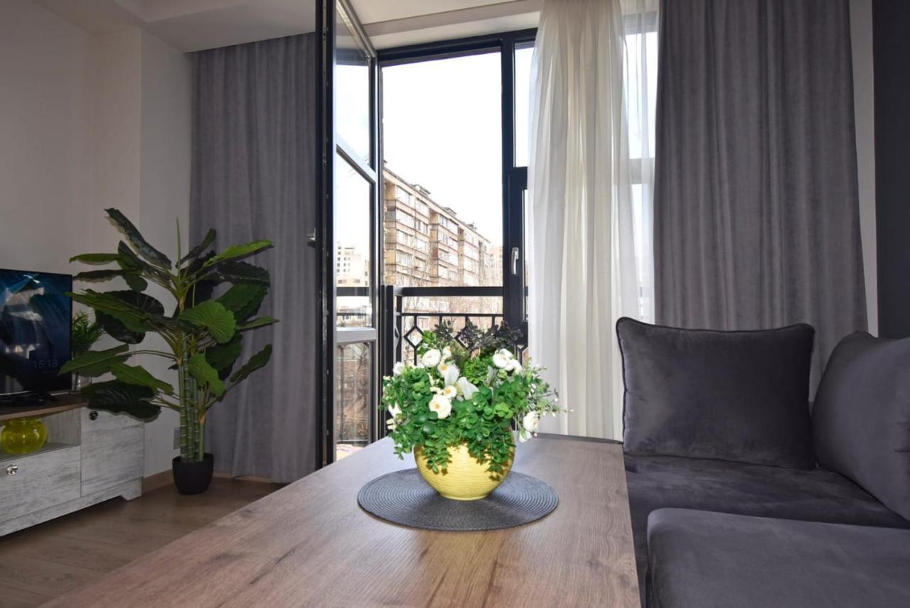 Home4You City Center Apartments 耶烈万 外观 照片