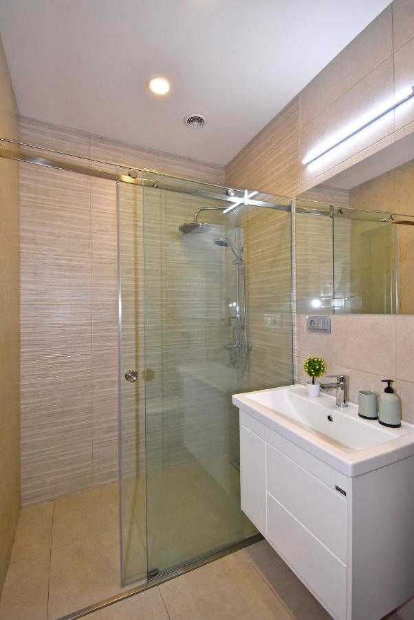 Home4You City Center Apartments 耶烈万 外观 照片